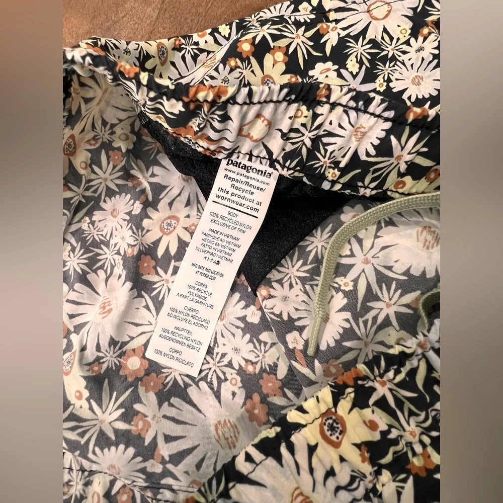 NWT Patagonia Barely Baggies Shorts Small Daisies Primavera Ink Black Hiking - Picture 5 of 5